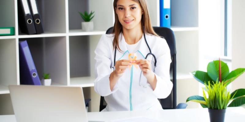 Sarcomas - Envato Elements Médico sosteniendo lazo sarcomas