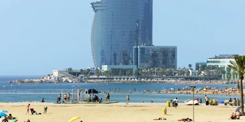 Barcelona es, según el estudio, la ciudad más afectada por el aumento de la mortalidad asociada al incremento de las temperaturas / venakr Playa de Barcelona