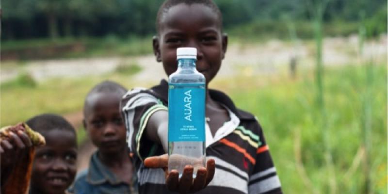 AUARA trabaja por hacer llegar agua a todo el mundo/ AUARA Niño de África con una botella AUARA