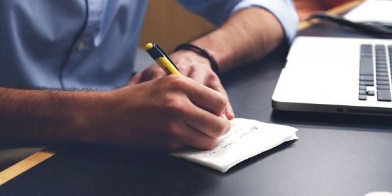 Autónomos / Libre Mercado Una persona hace cuentas junto a una calculadora para el balance de sus cuentas