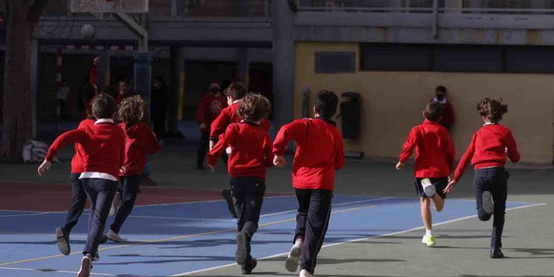 Imagen de un grupo de niños en el recreo escolar/El Independiente Dos de cada tres alumnos con autismo son felices en los colegios