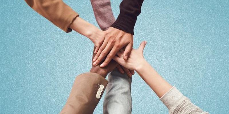 Inclusión laboral para personas con autismo / Pixabay Manos juntas indicando la inclusión laboral