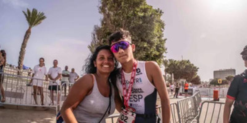 Patricia Gómez y su hijo con autismo severo