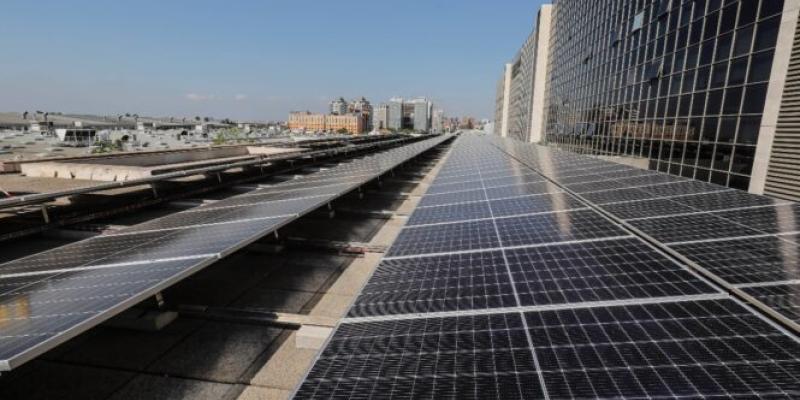 Edificio con placas solares. | Rober Solsona (Europa Press) Paneles solares