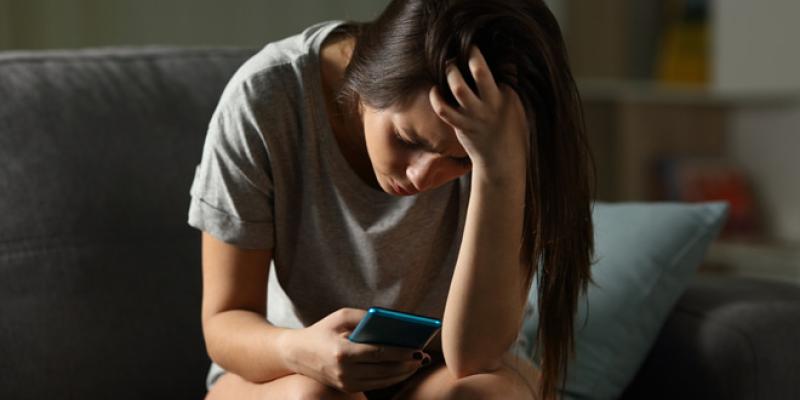 Imagen de una joven con el teléfono móvil/Diario Femenino Las redes sociales y los influencers empeoran la autoestima de los jóvenes