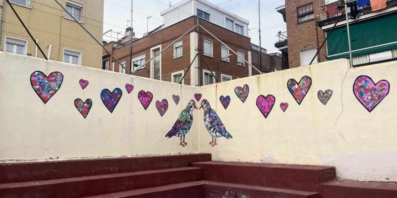 Imagen de un mural creado por los alumnos a través de 'Pájaros en la calle'/El Periódico de España "Pájaros de Calle", proyecto piloto de educación infantil