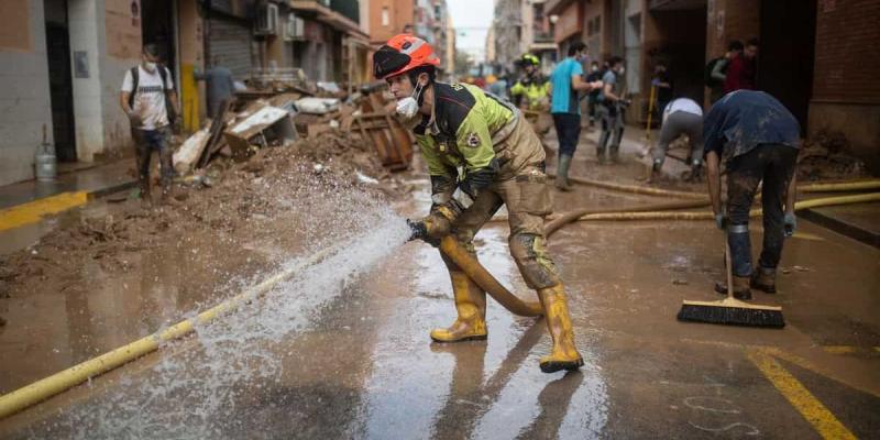 Imagen de un bombero/elDiario.es El Gobierno habla sobre el retraso de las ayudas a la DANA