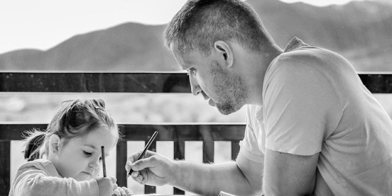 Ayuda por hijo a cargo / Pixabay Padre con su hija