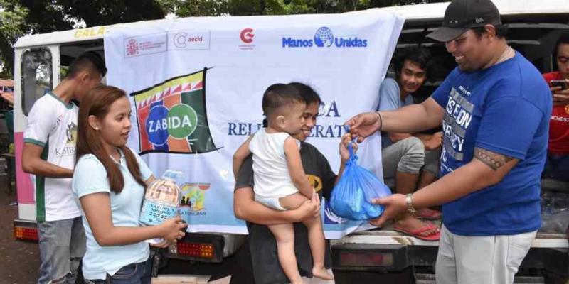 Manos Unidas entrega comida a niños en Filipinas