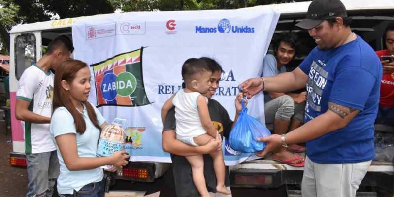 Manos Unidas pone en marcha ayuda alimentaria Manos Unidas entrega comida a niños en Filipinas