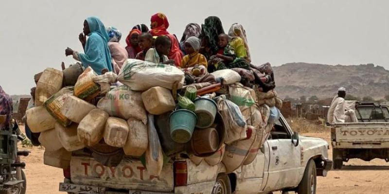 Personas en un coche pidiendo ayuda humanitaria