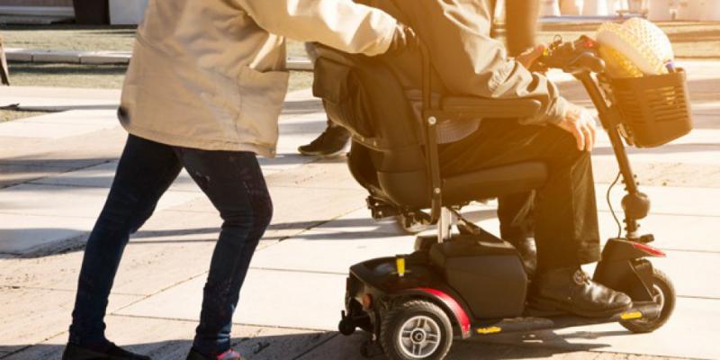 Ayuda personas con discapacidad en Cataluña Persona con discapacidad en silla de ruedas