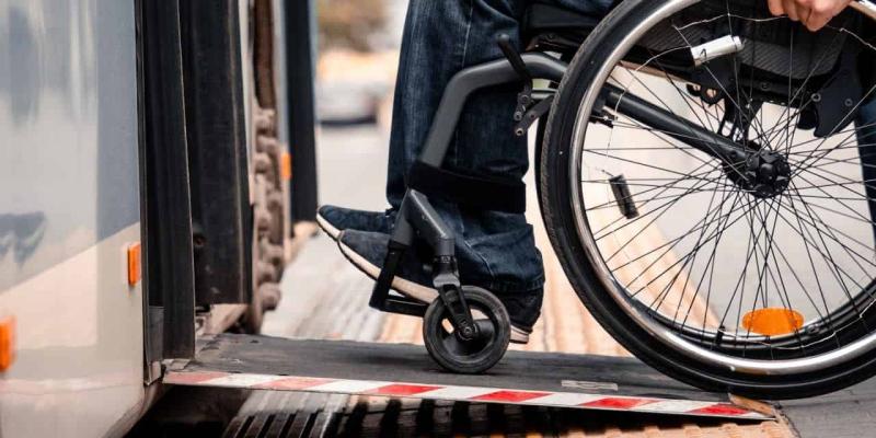 Imagen de una persona en silla de ruedas/Tododisca Ayudas para personas con movilidad reducida