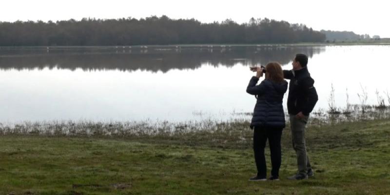 La ministra mirando las tierra de Doñana de los agricultores