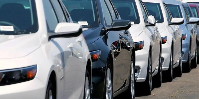 Coches nuevos esperando durante la pandemia // Uppers.es