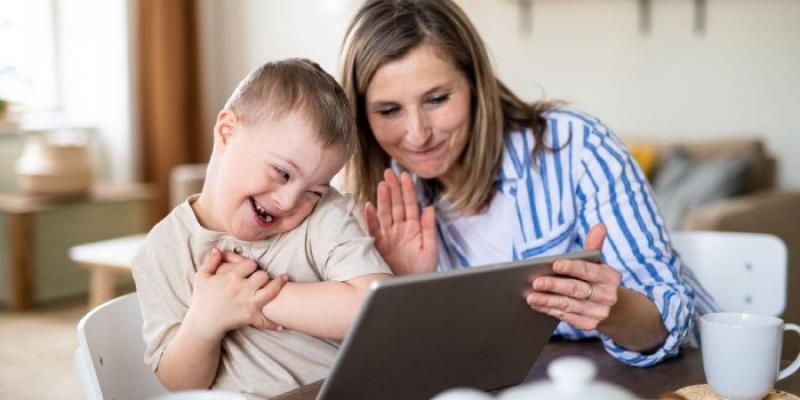 Madre con un hijo con discapacidad - Foto: Licencia Adobe Stock Madre con un hijo con discapacidad