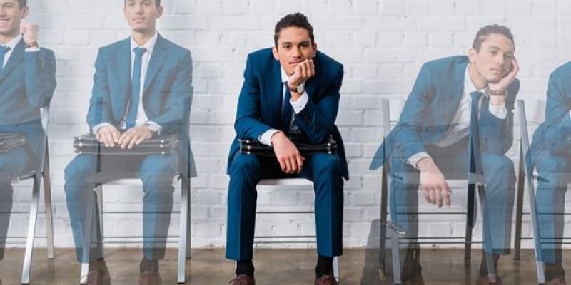 Joven desempleado / Pixabay Joven vestido de traje a la espera de entrar a una entrevista de trabajo