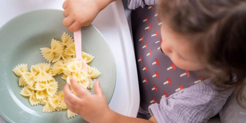 Imagen de una niña comiendo/El Periódico Ayudas de 1.000 euros para familias madrileñas