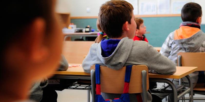 Niños estudiantes en un colegio