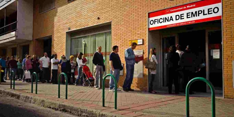 Desempleados españoles hacen cola en una oficina de empleo. EUROPA PRESS