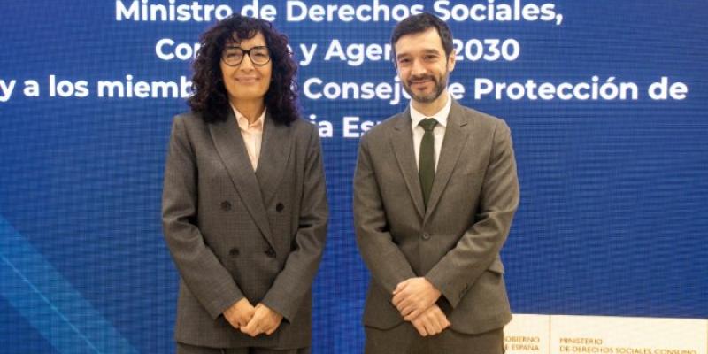 Tarjetas monedero | Foto del Ministerio de Derechos Sociales El ministro Pablo Bustinduy, este lunes en la sede de Cruz Roja