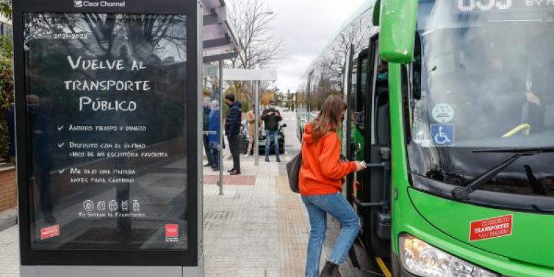 Chica subiendo a un autobús