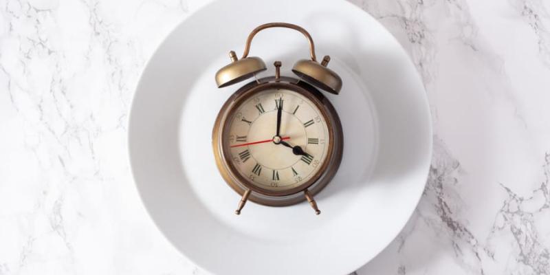 Imagen de un plato con un reloj/Baratos.com Beneficios y desventajas del ayuno intermitente