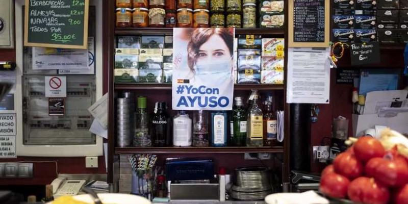 Cartel de apoyo a Isabel Díaz Ayuso en el bar 'La Parroquia' de Chamartín / EL PAÍS POR DAVID EXPÓSITO