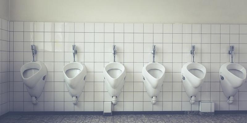 La mayoría de los hombres asegura no lavarse las manos después de usar un baño público. baño público
