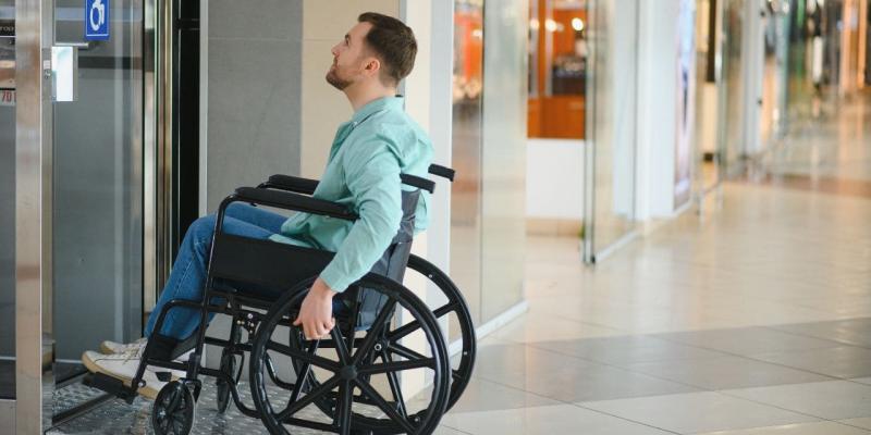 La Diputación de Badajoz lanza su Plan de Accesibilidad 2025 / TodoDisca Chico en silla de ruedas subiendo una rampa accesible en Badajoz