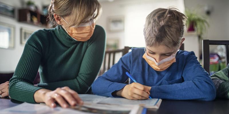 Los padres cuentan con la baja laboral en caso de que el niño no esté vacunado y deba hacer cuarentena de 7 días Madre e hijo haciendo deberes/Business Insider España