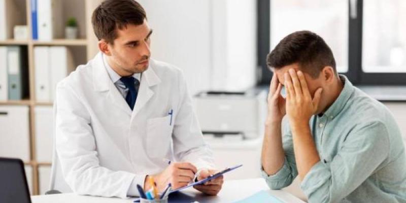 Baja laboral / Pixabay Persona en la consulta de su médico pidiendo la baja laboral