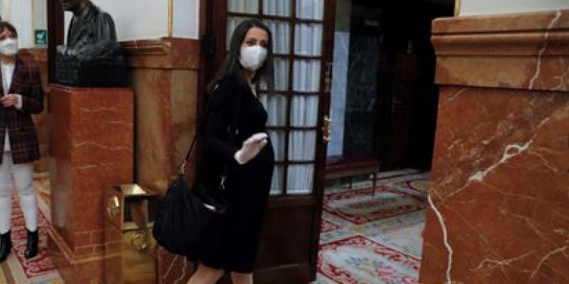 J.J. GUILLÉN (EUROPA PRESS) La portavoz de Ciudadanos, Inés Arrimadas, a su llegada al pleno del Congreso el pasado 6 de mayo.