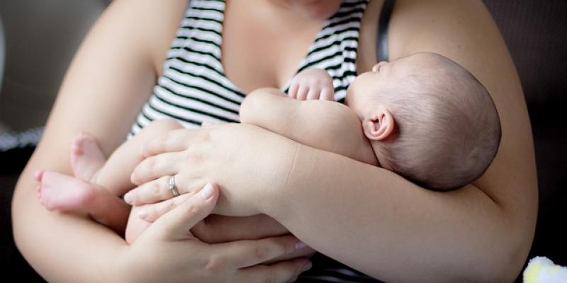 En España la baja por maternidad es de 16 semanas Madre con su bebé/Pixabay