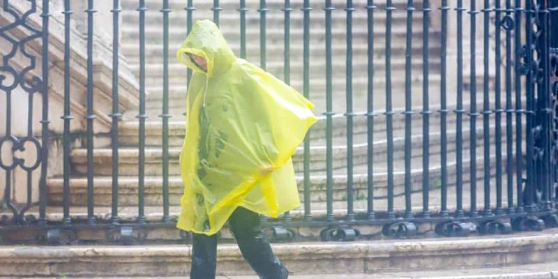 Imagen de una persona con chubasquero/enTomelloso Agosto se despide con chubascos, tormentas y bajada de temperaturas