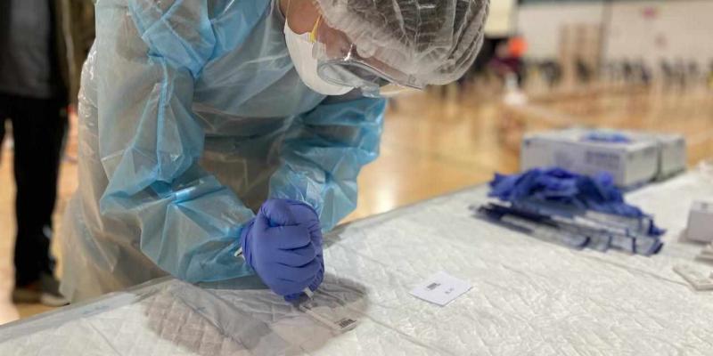 Balears suma 707 nuevos casos en las últimas 48 horas Enfermera realizando un test de antígenos / Cribado en Inca. Elena Ballestero