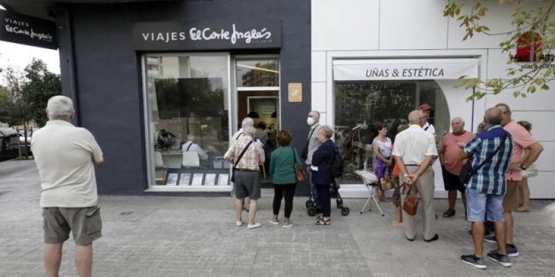 Turista del Imserso esperando en la agencia de viajes