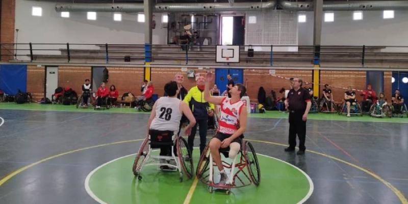 Partido de baloncesto en silla de ruedas