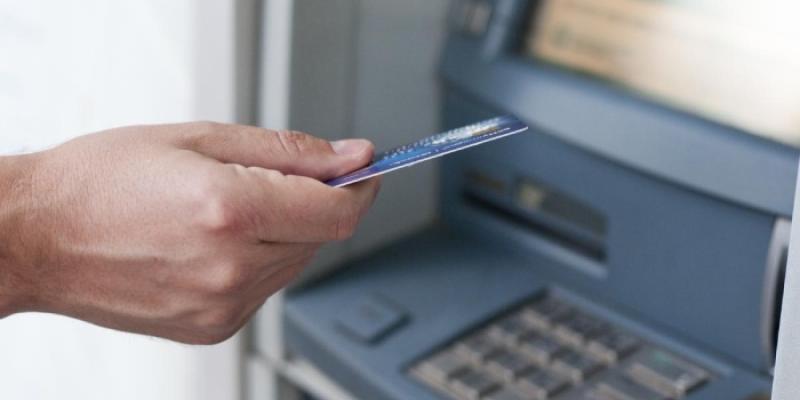 Servicios financieros accesibles | Foto de Servimedia Un usuario sostiene una tarjeta frente a un cajero