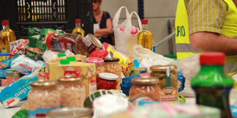 Los Bancos de Alimentos se enfrentarán a una mayor demanda - Europa Press Voluntarios organizan las donaciones al Banco de Alimentos
