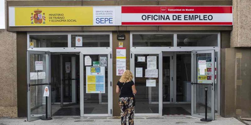 Prestaciones / Diario Información Una mujer está dispuesta a entrar en la Oficina de Empleo