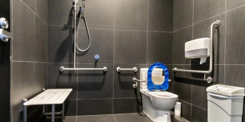 Los baños accesibles contribuyen con el ahorro de agua 