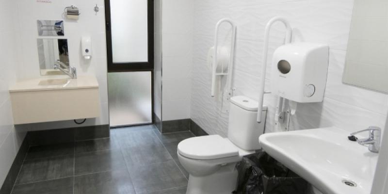 Baños adaptados para personas ostomizadas