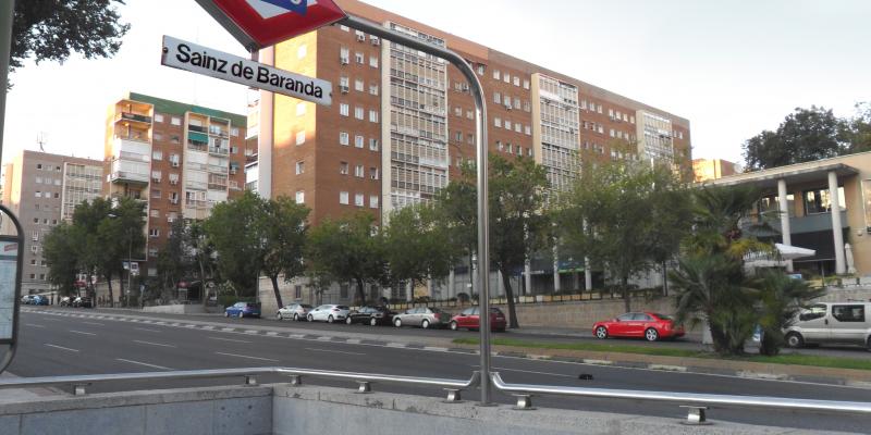 Muere arrollada una mujer en el Metro de Madrid. baranda