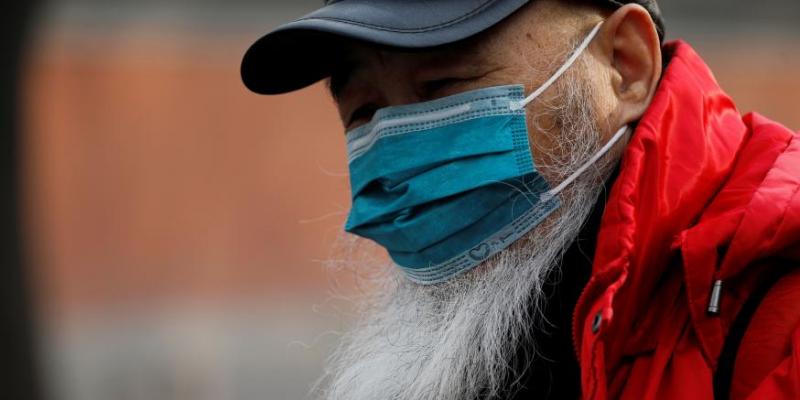 Hombre con barba llevando mascarilla / Reuters