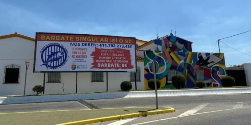 Carteles sobre la singularidad de Barbate - Foto: Europa Press Carteles sobre la singularidad de Barbate