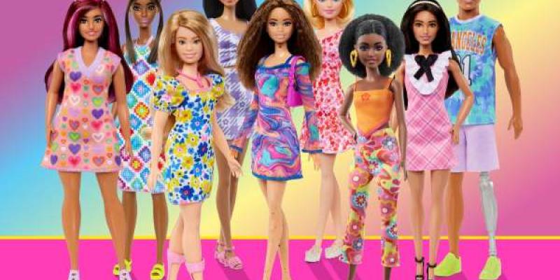 La tercera por la izquierda, la Barbie con síndrome de Down de 'Fashionistas' 