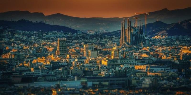 Barcelona ciudad, atardeciendo