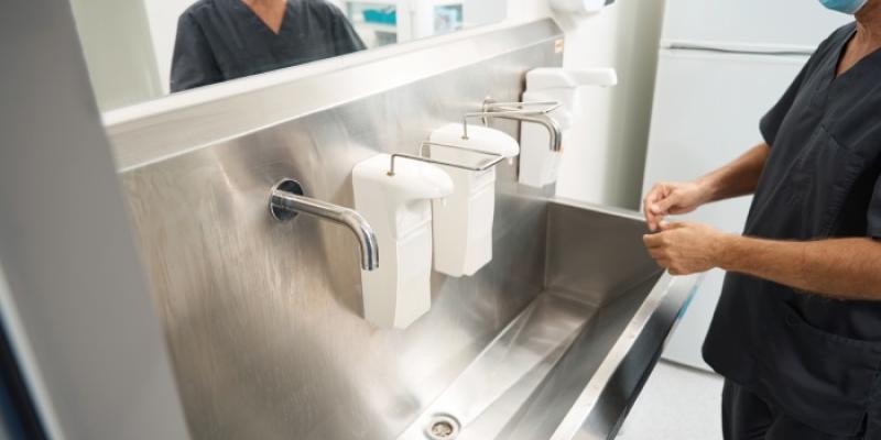 Servicios sanitarios - Foto: Envato Elements Trabajador médico limpiándose las manos