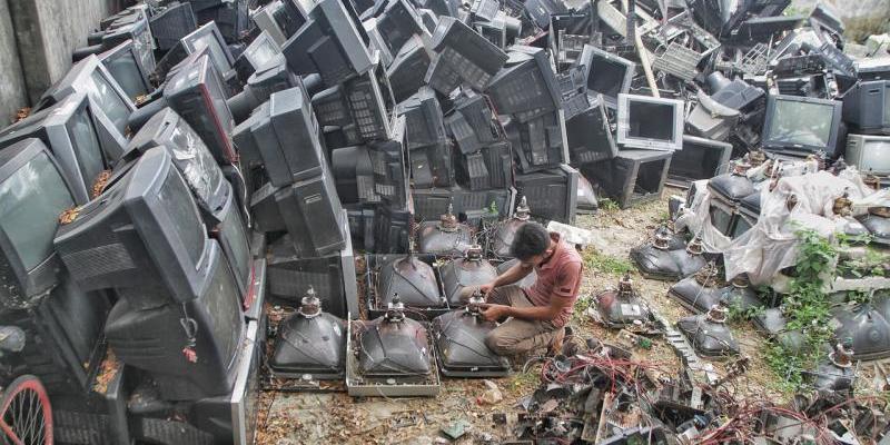 Vertedero con basura electrónica